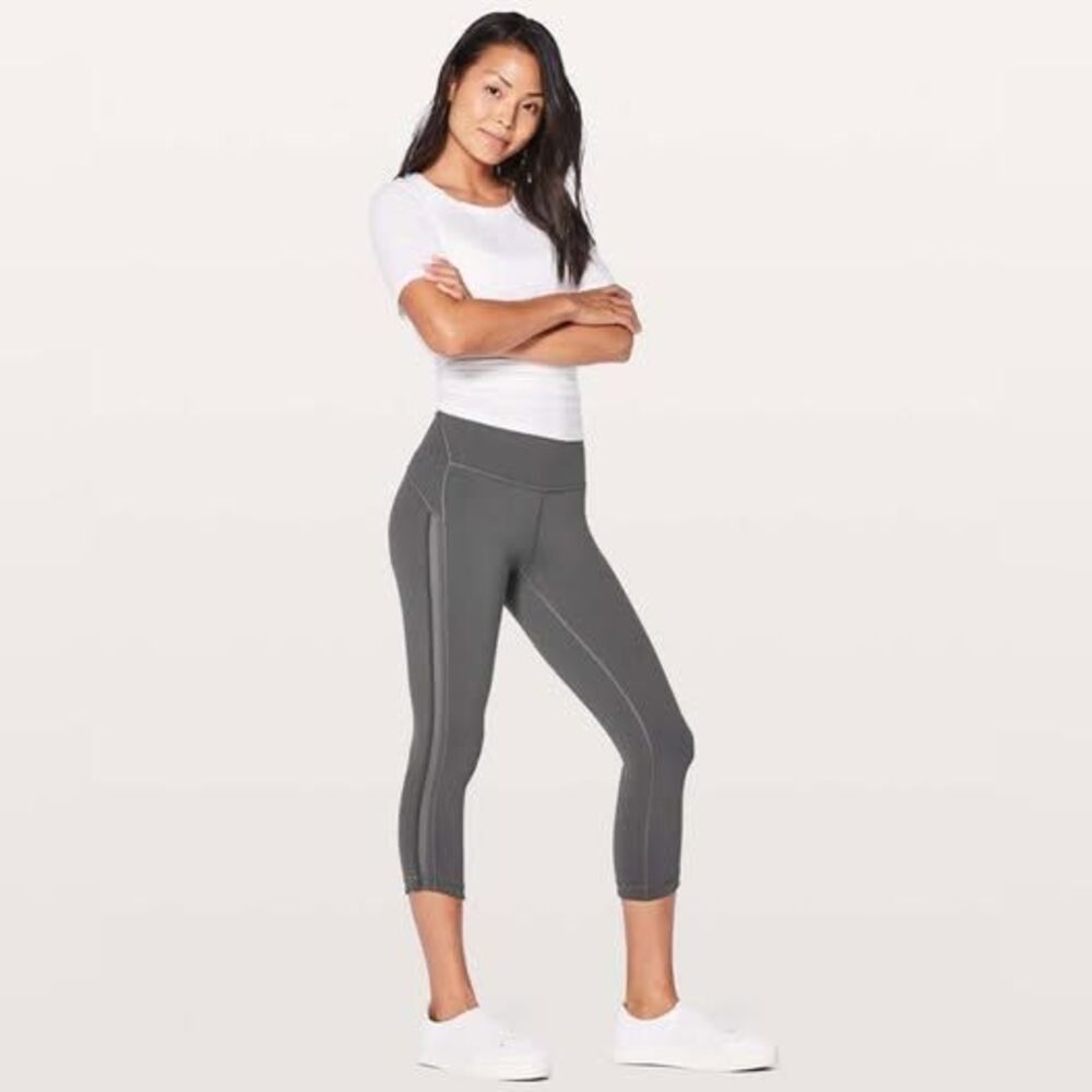 Lululemon Wunder Under Crop (Hi-Rise) Awaken Full-On Luxtreme 21” - Size 6 - Picture 3 of 8